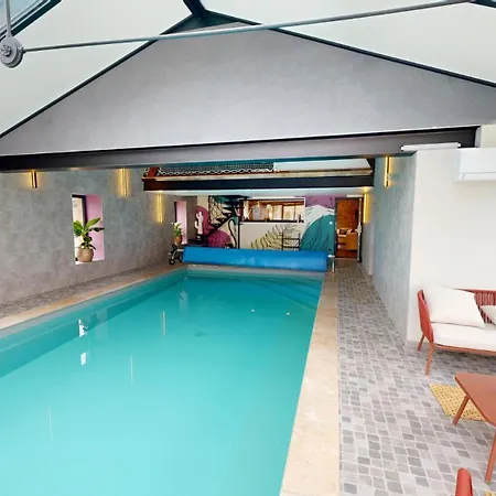 Les Grands Ormeaux - Elegance & Piscine Chauffee 펜션 *
