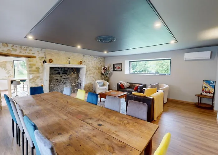 Les Grands Ormeaux - Elegance & Piscine Chauffee 펜션 *