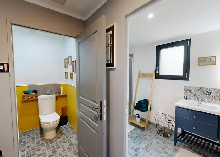 Les Grands Ormeaux - Elegance & Piscine Chauffee 펜션 *